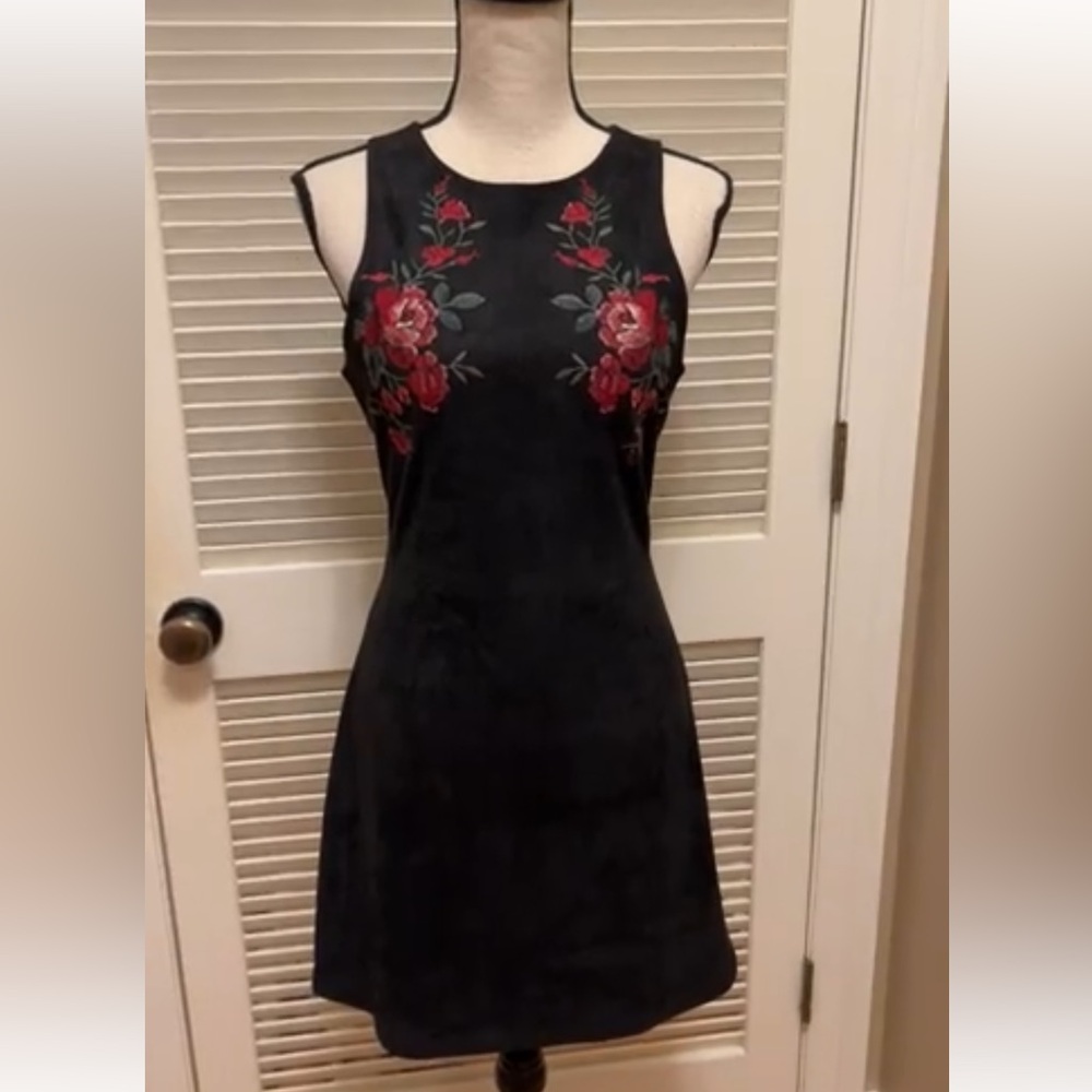cupcakes & cashmere Faux Suede Embroidered Dress/Black, Size XSmall & Sm…